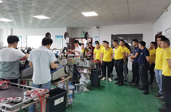 客戶來(lái)訪參觀圣元環(huán)形變壓器生產(chǎn)車間